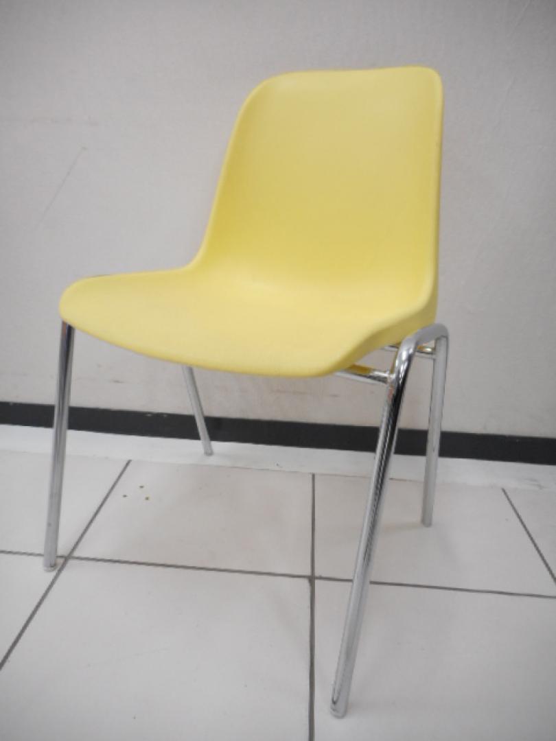 樹脂チェア　スタッキング可能　イエロー色
                        
                                    中古
            