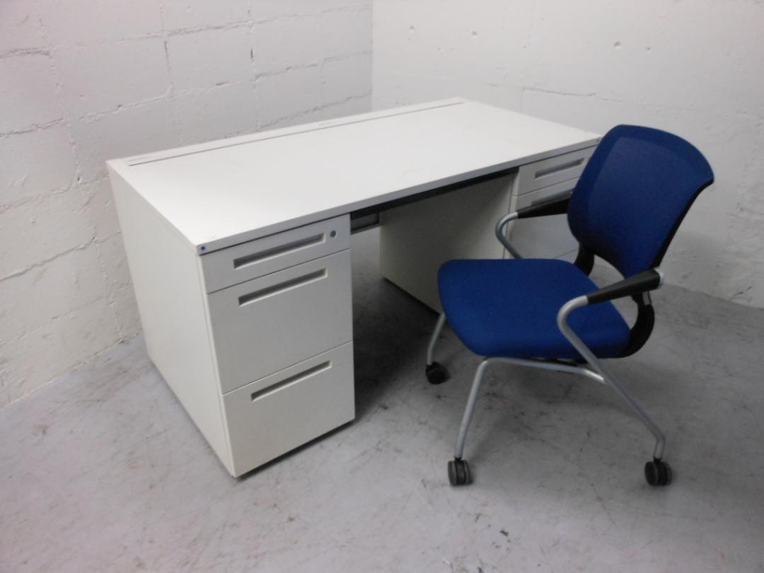 ラスト1セット！スタイリッシュな両袖机とチェアセット
                        CZR
                                    中古
            