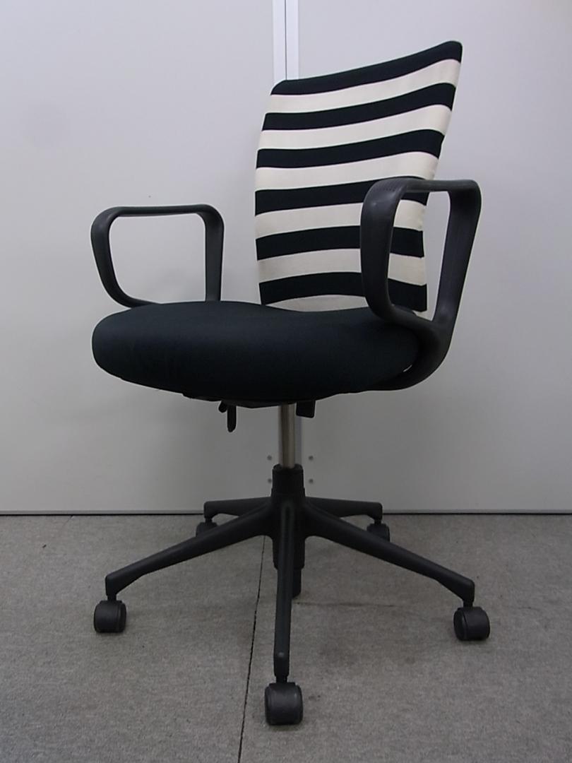 【1脚入荷】vitra社製 Tチェア デザイナーズ 固定肘 洗練されたデザイン
                        Tチェア
                                    中古
            