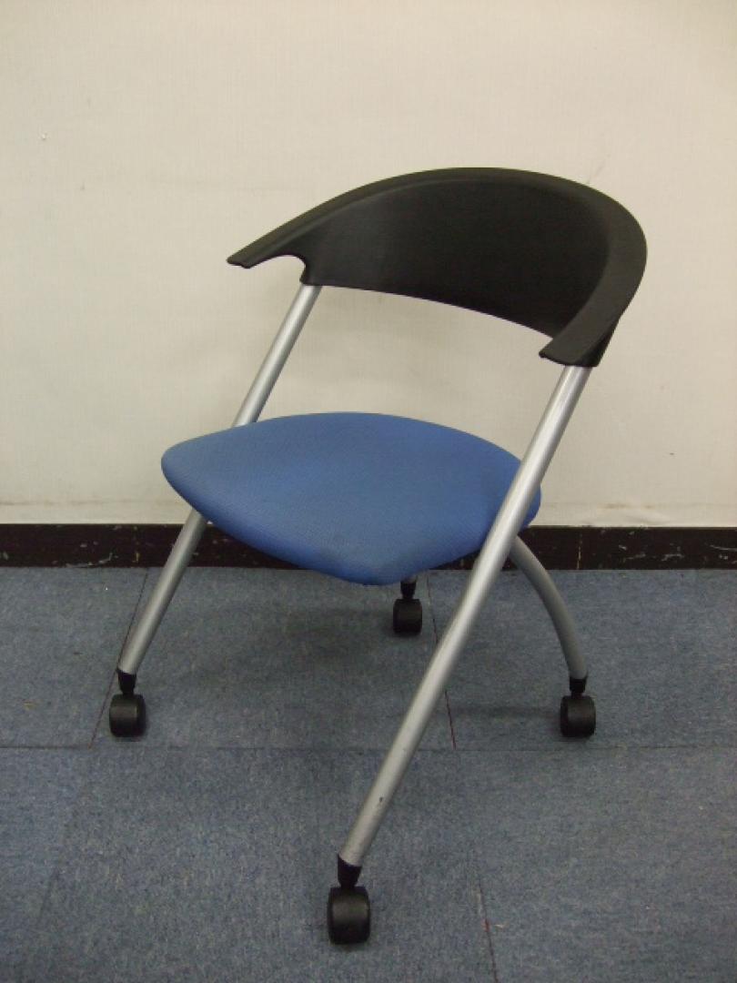 シンプルなネスティングチェアが入荷！4脚まとめてもかさばりません！
                        会議用イス　280シリーズ
                                    中古
            