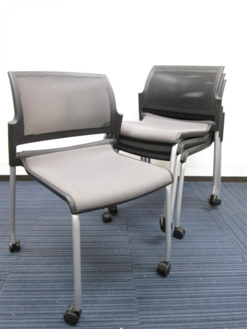 【20脚入荷！】【ネスティング/スタッキングの両機能搭載！】会議用チェア　キャスター付き　縦にも横にも重ねて収納出来ます！【事務椅子】【中古オフィス家具】【中古オフィス用品】
                        FM-310
                                    中古
            