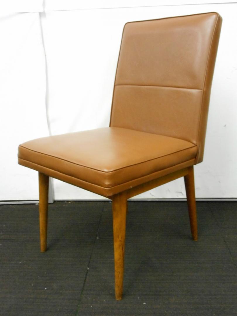 【12脚入荷】肘無し　ダイニングチェア　ミーティングチェア　合革座面　チークカラー木製脚【ロット】【中古】
                        
                                    中古
            