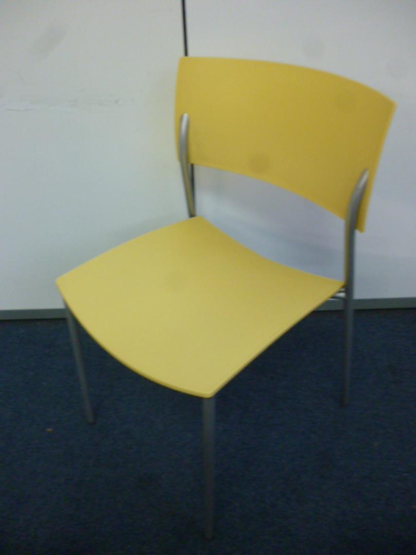 【オカムラ製】【スタッキングチェア】【イエロー】
                        
                                    中古
            