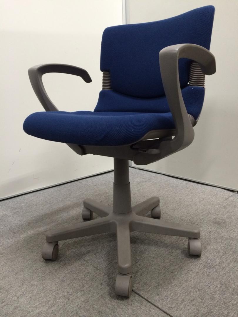 座りごこち抜群！肘付きデザイナーズチェアで御座います！
                        バーテブラ２
                                    中古
            