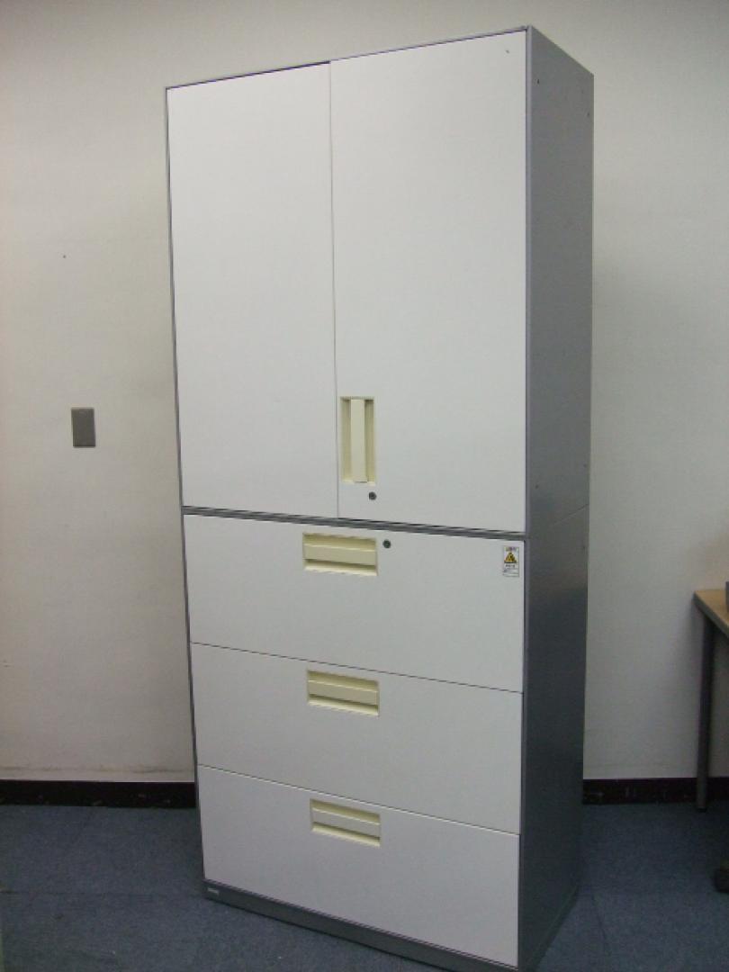 両開き+3段ラテラルの定番書類棚が入荷しました！明るいホワイトとシルバー色
                        UFX（ユニフレックスシリーズ）
                                    中古
            