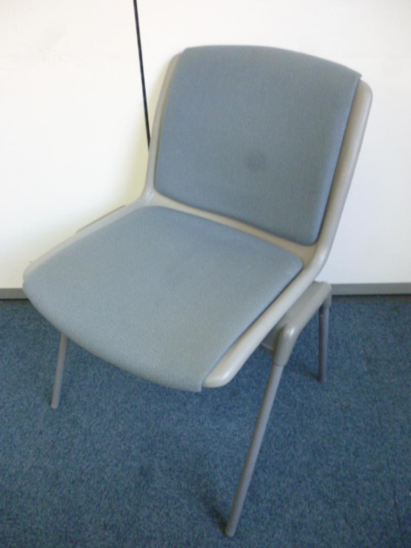 【イトーキ製】【ロット入荷】【スタッキングチェア】【ブルー】
                        
                                    中古
            