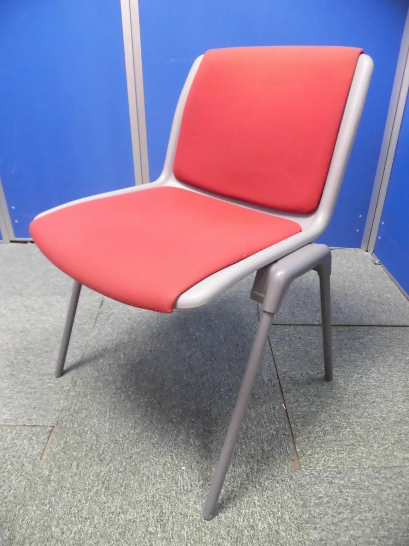 スタッキングチェア｜重ね合わせ可能｜レッド｜
                        スタッキングチェア
                                    中古
            