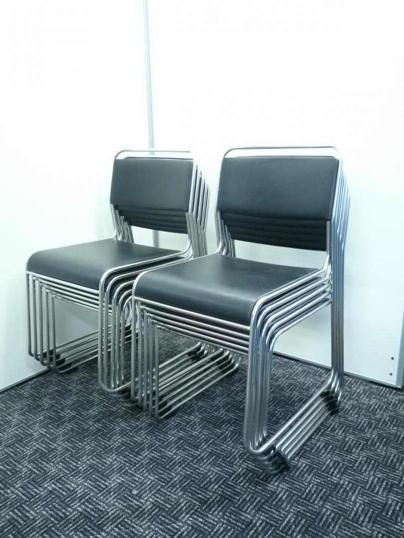 【３４脚揃います！】【セットでお得！】ビニールレザーのスタックチェア■会議・催事用に■汚れの目立たないブラック■フレーム頑丈！【セット商品】
                        スタックチェア
                                    中古
            