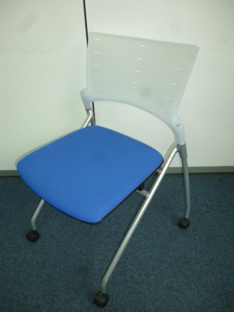 【イトーキ製】【ネスティングチェア】【ブルー】
                        
                                    中古
            