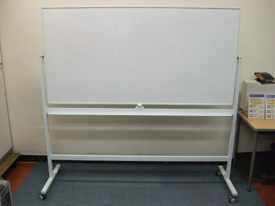 脚付きホワイトボードが入荷！！　限定　5台　特価にて販売中！！
                        
                                    中古
            