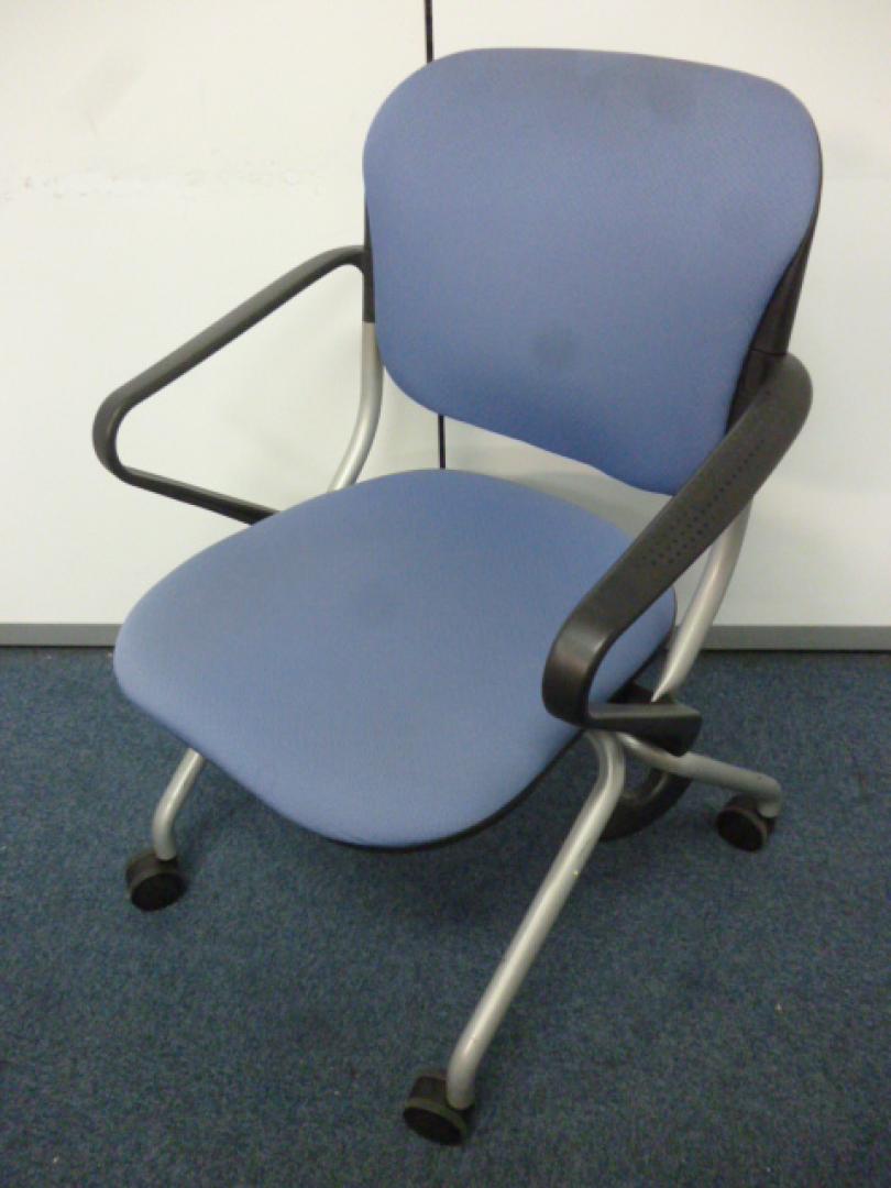 【オカムラ製】【ネスティングチェア】【ブルー】
                        
                                    中古
            