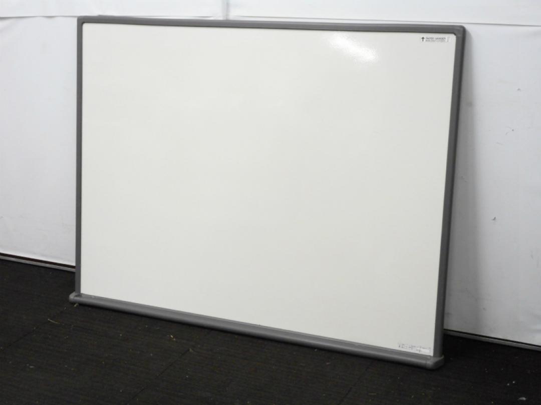 【1台入荷】壁掛けホワイトボード　無地タイプ　ホーロー　幅1200　高さ900　粉受け付き　上部固定パーツ無【中古】
                        壁掛け黒板BB600
                                    中古
            