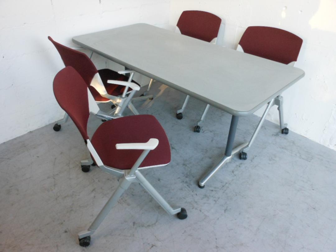 凛と悠々自立！セットチェアのカラーも特徴的です！【セット商品】
                        
                                    中古
            