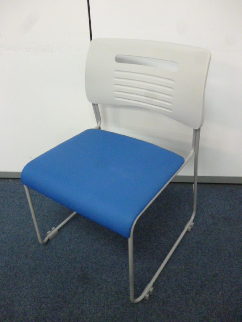 【その他メーカー】【スタッキングチェア】【ブルー】
                        
                                    中古
            