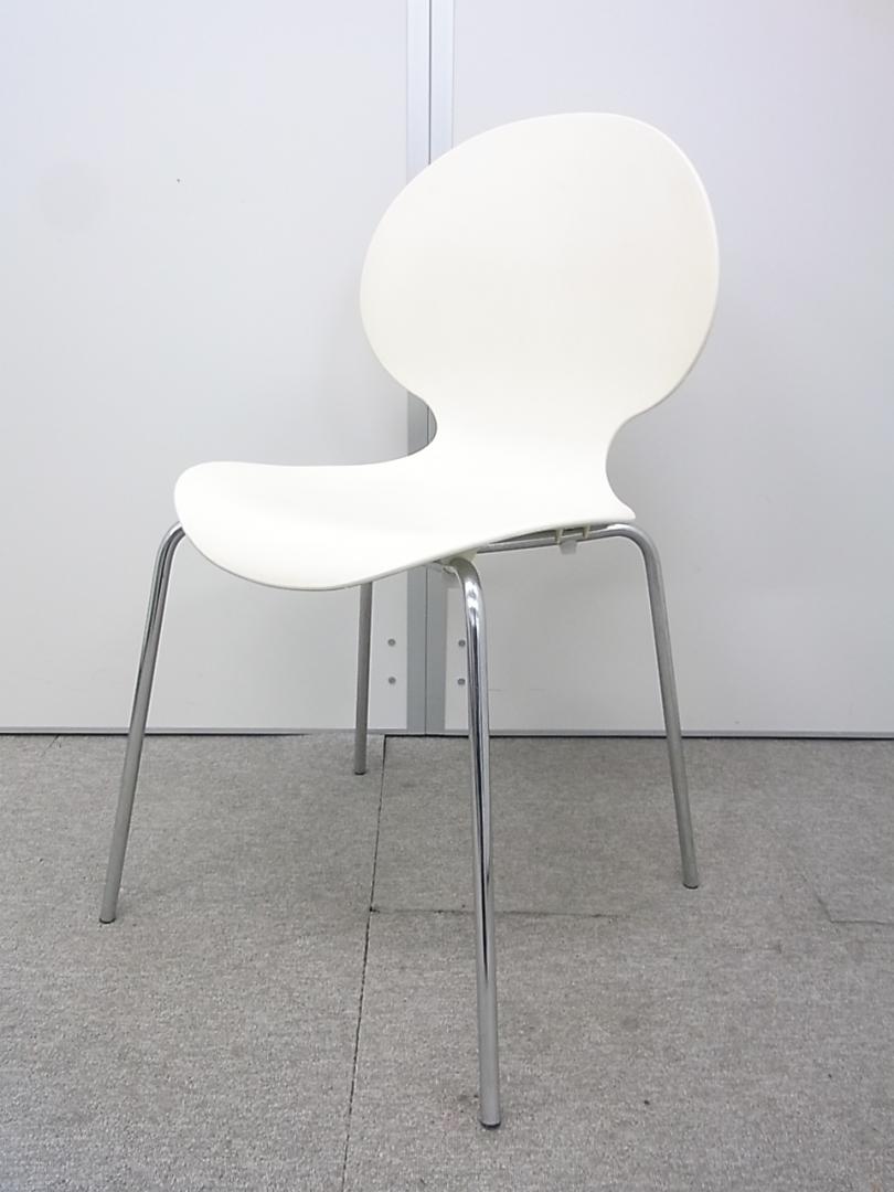 1脚限定！ホワイトのチェアーです！インテリアとしても良い味が出ます！
                        
                                    中古
            