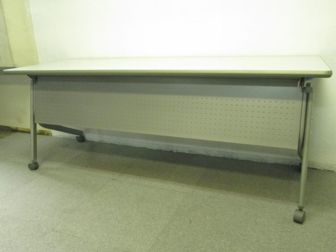 内田洋行製　サイドスタックテーブル　W1800　D600　幕板付き
                        
                                    中古
            