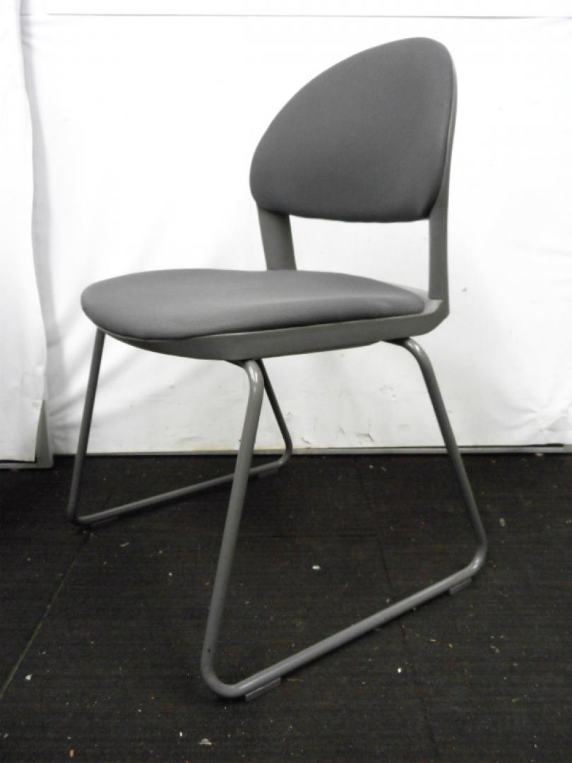 【8脚入荷！状態良好】スタッキングチェア　ミーティングチェア　ループ脚　チャコールグレー【中古オフィス家具　会議用チェア】【ロット】
                        会議用イス　150シリーズ
                                    中古
            