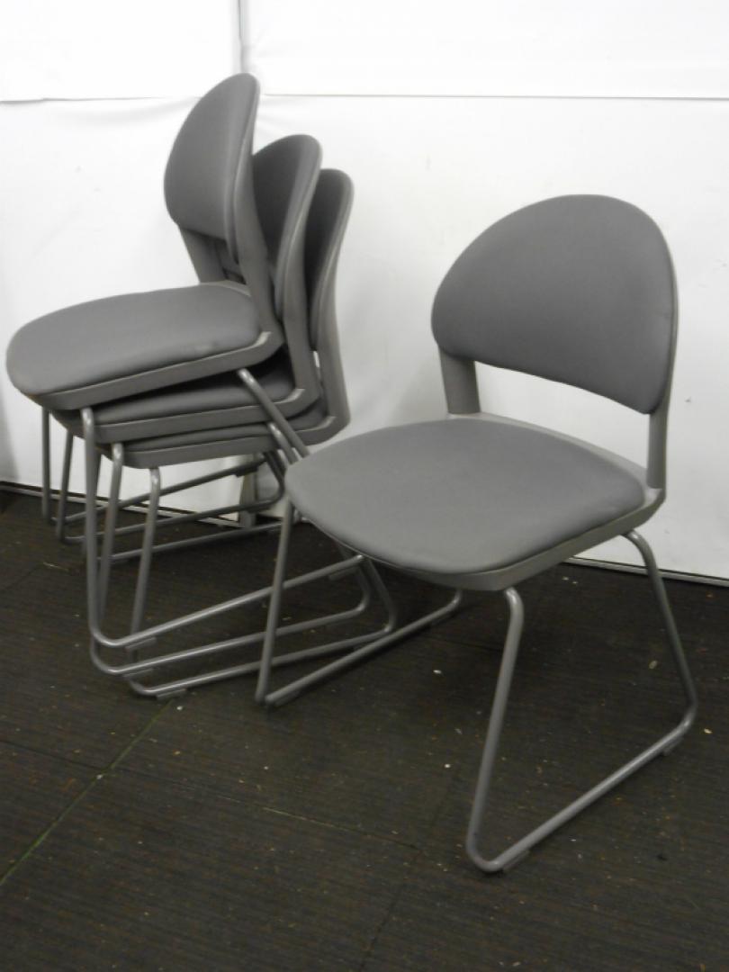 【セット商品】【状態良好】スタッキングチェア4脚セット　ミーティングチェア　ループ脚　チャコールグレー【中古オフィス家具　会議用チェア】
                        会議用イス　150シリーズ
                                    中古
            