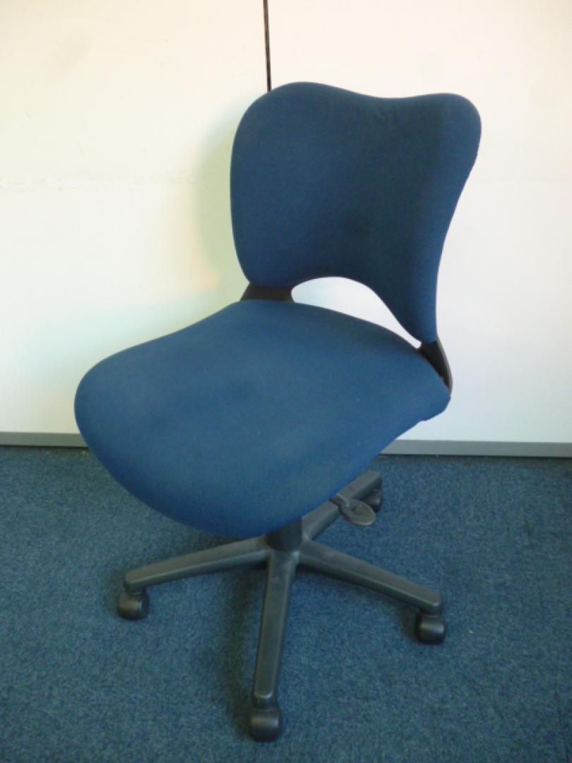 【プラス製】【ＯＡチェア】【ブルー】【肘無】
                        オーバル
                                    中古
            