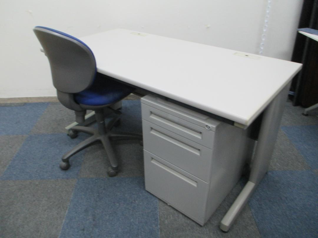 【12台のロット商品】【片袖机とひじなしチェア定番セット】【国内メーカー品】 
                        BSシリーズ
                                    中古
            