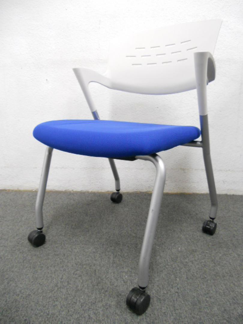 ■スタッキングチェア（キャスター付） ■ブルー　■イナバ(Inaba International)　■ミーティングチェア
                        OM-290シリーズ
                                    中古
            