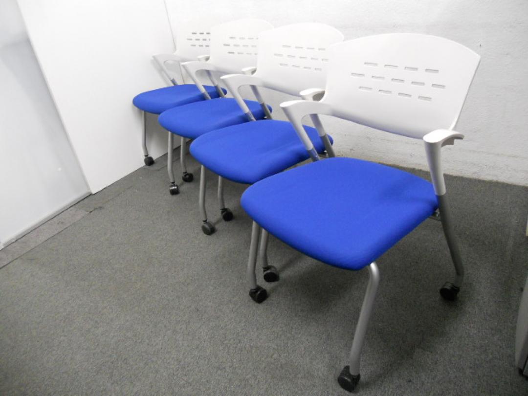 ■スタッキングチェア4脚セット　■キャスター付　■ブルー　■イナバ　■ミーティングチェア
                        OM-290シリーズ
                                    中古
            