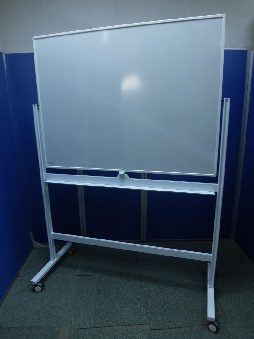 ホワイトボード|脚付|無地タイプ|両面タイプ|W1300サイズ|中古　事務用品｜
                        
                                    中古
            
