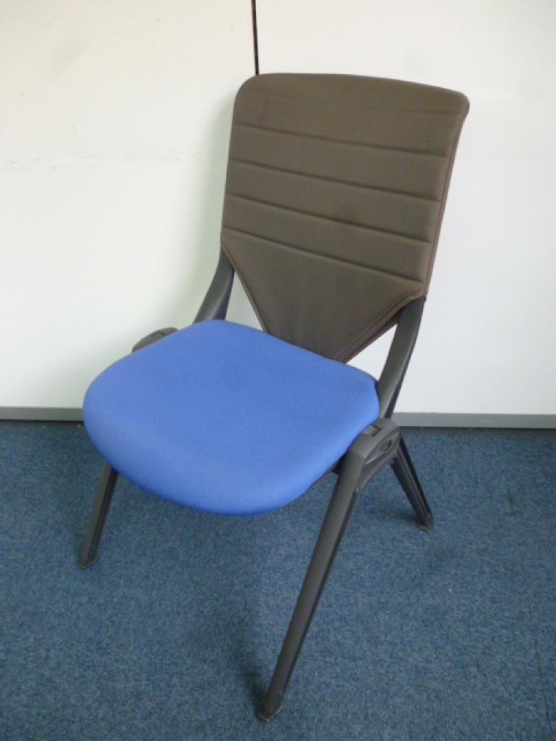 【プラス製】【スタッキングチェア】【ブルー】
                        
                                    中古
            