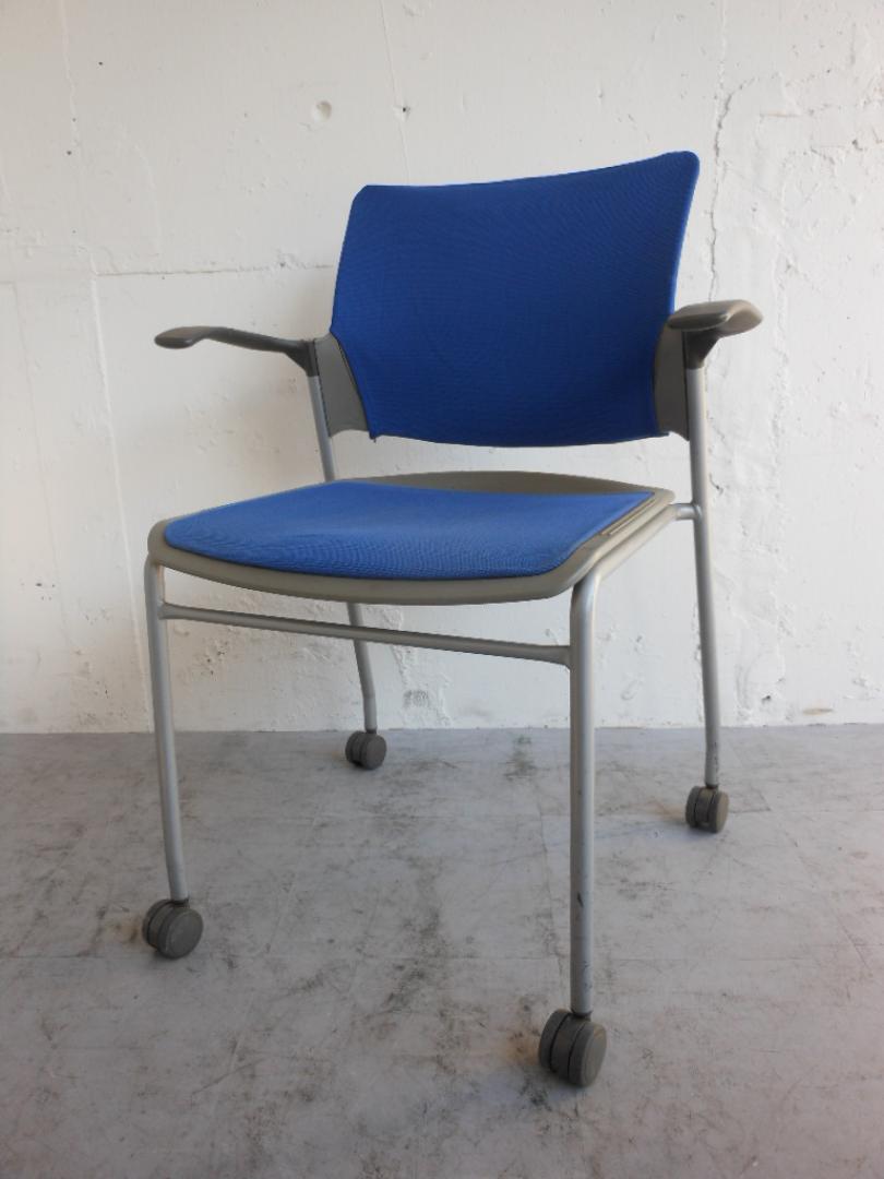 肘付スタッキングチェア　キャスター付　ブルー
                        フォルマ
                                    中古
            