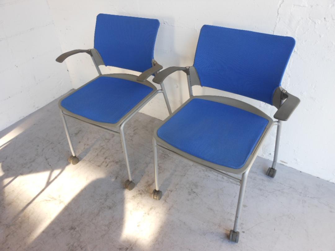 2脚セット　肘付スタッキングチェア　キャスター付　ブルー【セット商品】
                        
                                    中古
            