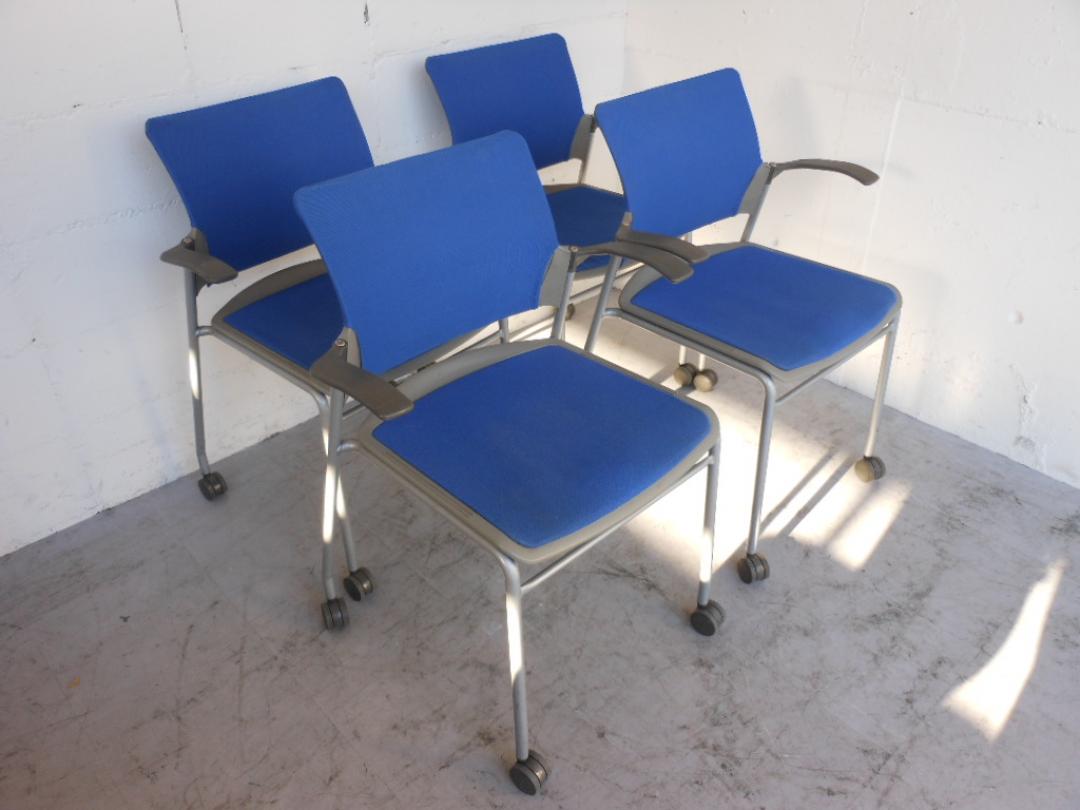 4脚セット　肘付スタッキングチェア　キャスター付　ブルー【セット商品】
                        フォルマ
                                    中古
            