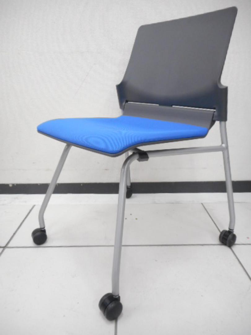 平行に収納できる会議用チェア入荷しました！！
                        フィットスタック
                                    中古
            
