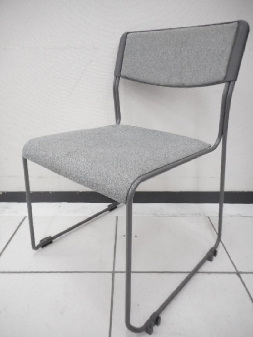 スタッキングチェア　■布張り
                        
                                    中古
            