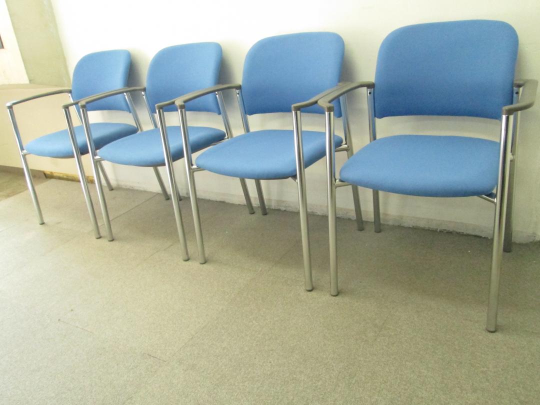 新古品　４脚【セット商品】コクヨ製　スタッキングチェア肘付　ブルー
                        
                                    新古品
            