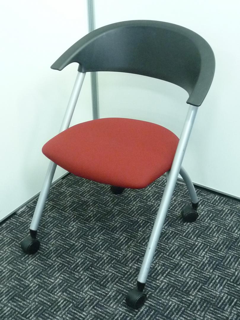 【５脚あります】シンプルかつ便利！なネスティングチェア■赤×黒■シカゴブルズファン必見！■グッドデザイン賞受賞
                        ネスティングチェア　２８０シリーズ
                                    中古
            