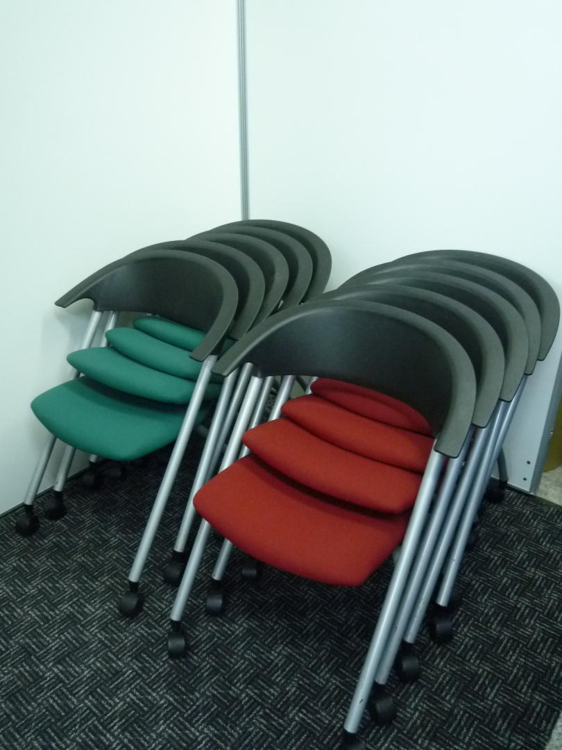 【クリスマス先取り企画！】緑と赤のチェア１０脚セット！■気分はメリークリスマス！■ハッピーな気分に浸れます【セット商品】
                        ネスティングチェア　２８０シリーズ
                                    中古
            