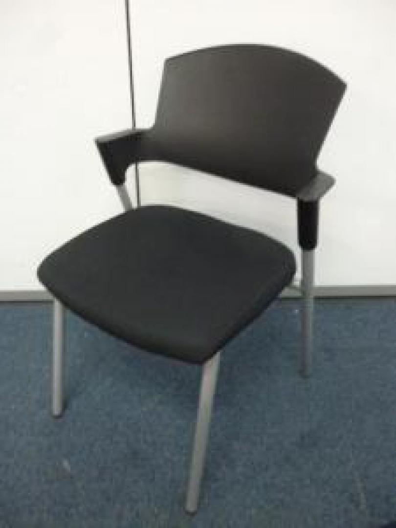 【コクヨ製】【スタッキングチェア】【ブラック】
                        プロッティ
                                    中古
            