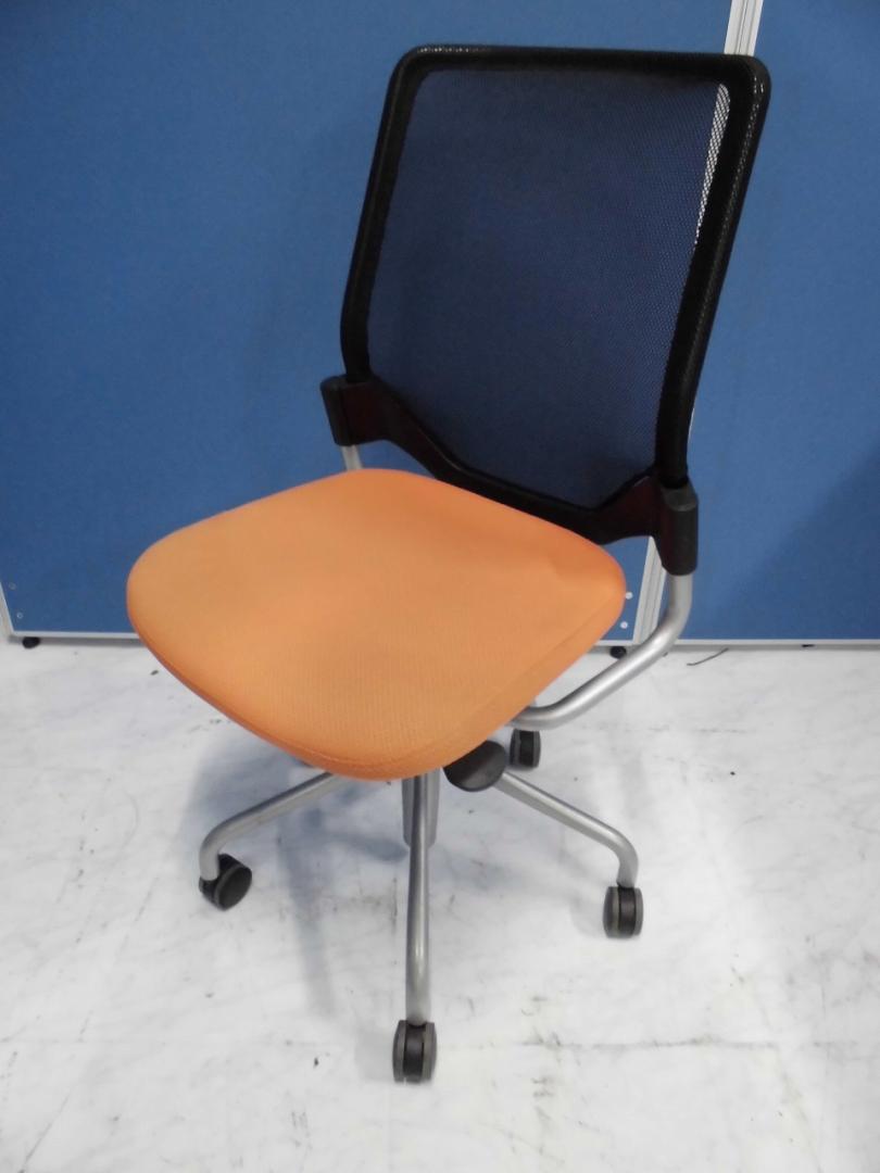 オカムラ製ミーティングチェア｜背もたれメッシュで、座面オレンジのスタイリッシュチェア！！
                        
                                    中古
            