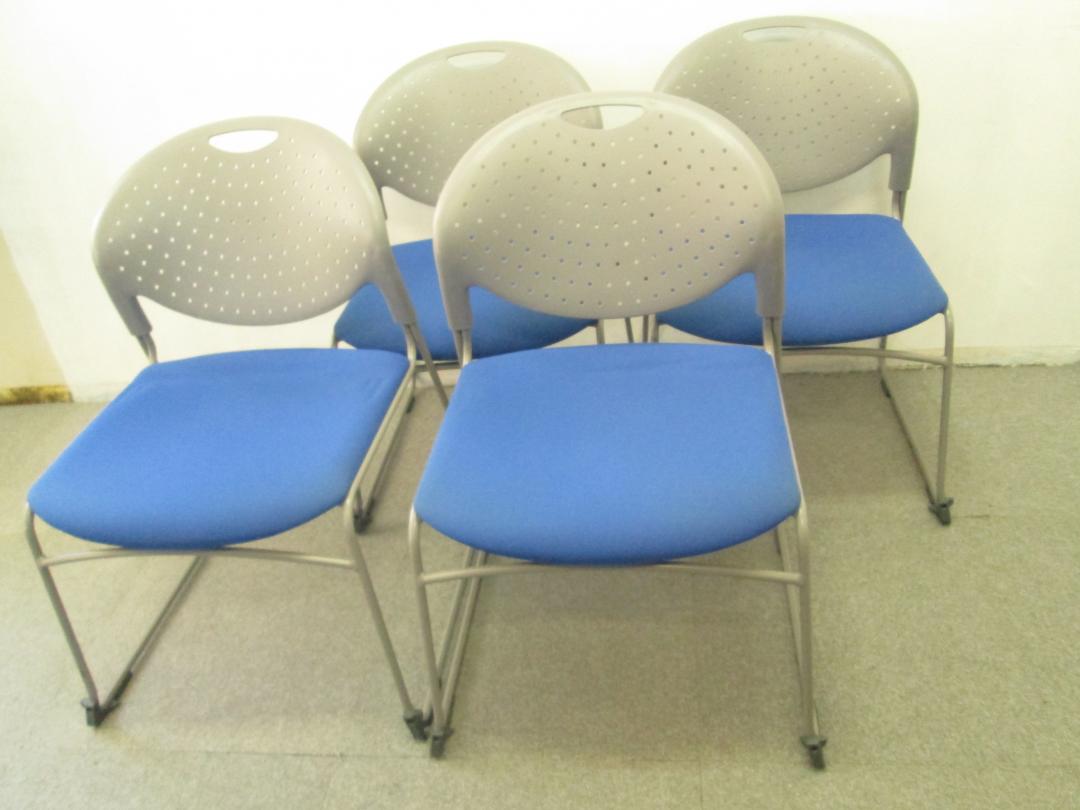【セット商品】スタッキングチェア４脚セット　定番のブルーカラーです
                        
                                    中古
            