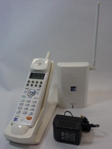 【SAXA】製　デザイン性が売りの【8ボタンBluetoothコードレス電話機（白）】　場所を選ばずご使用いただけます。　UT700,HM700に対応