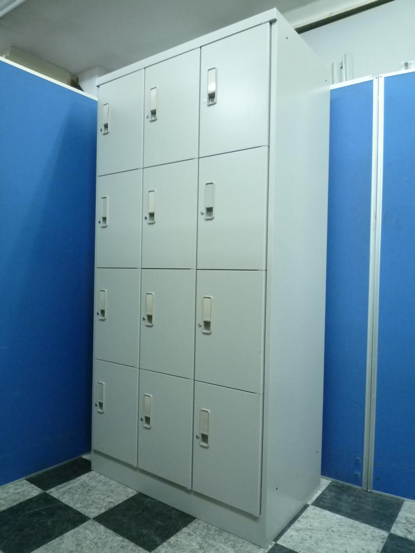 【限定1台】色々と便利な12人用ロッカー■靴入れにも小物入れにも■服もたたんで入れられます【状態良好】
                        １２人用ロッカー
                                    中古
            