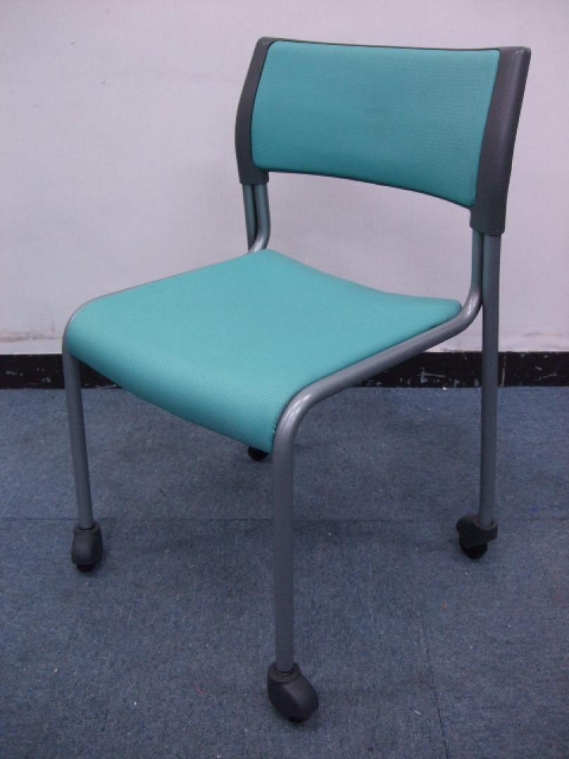 キャスター付の会議用チェア！落ち着いたグリーン色です。
                        CM-320
                                    中古
            