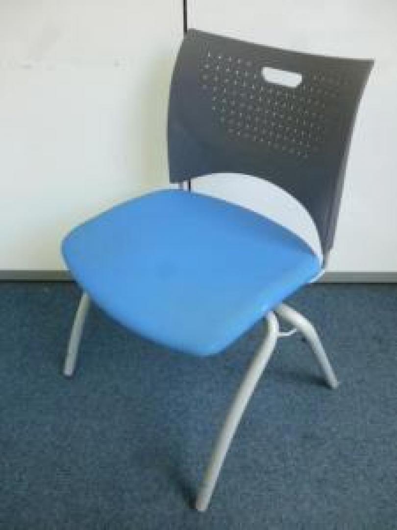 【ライオン製】【スタッキングチェア】【ブルー】
                        
                                    中古
            
