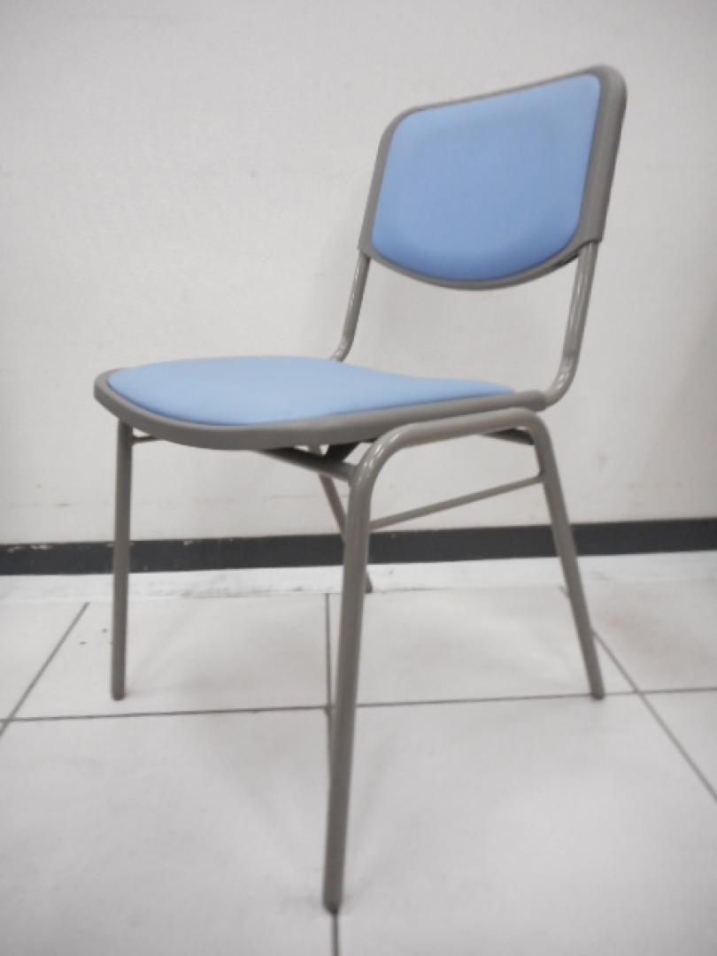 ナイキ製　スタッキングチェア　ビニール地　ブルー色
                        
                                    中古
            
