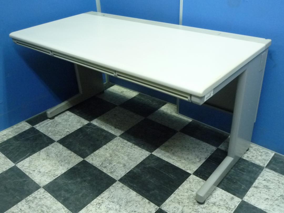 【３台入荷】配線スッキリの平机■幅１４００ｍｍ■ニューグレー■広々としたデスクスペース【状態良好】
                        ＣＺＹシリーズ　平机
                                    中古
            