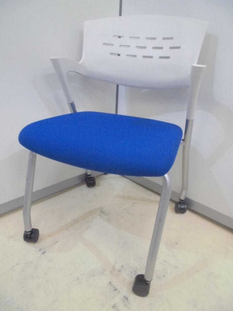 すがすがしいほどの白と鮮やかなブルーのツートンチェア!!
                        OM-290
                                    中古
            