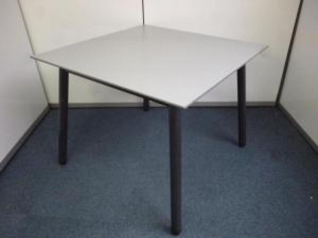 【イトーキ製】【ミーティングテーブル】【横幅９００ｍｍ】【ホワイト】
                        
                                    中古
            