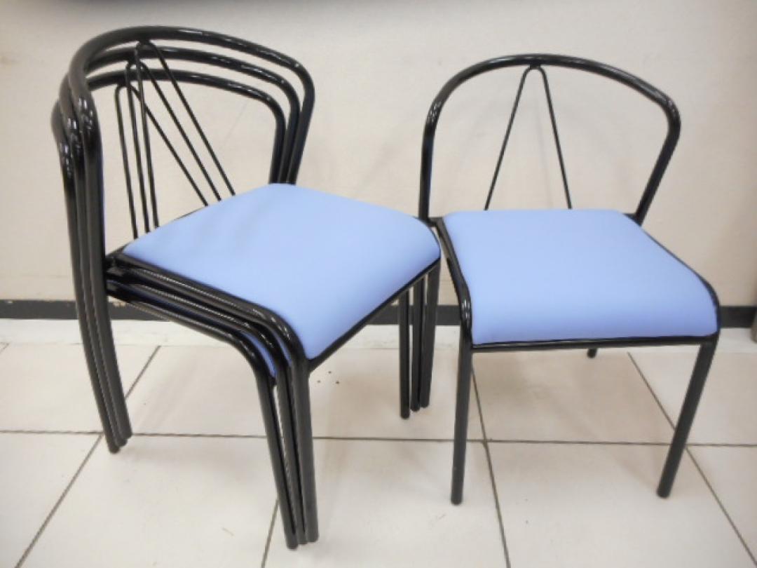 【4脚セット】オシャレなスタッキングチェアセットです！【状態良好】
                        
                                    中古
            