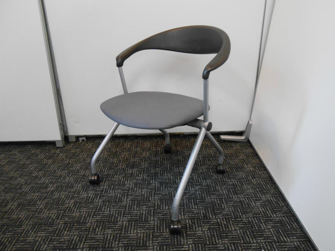 省スペース■ネスティング機能付きチェア
                        
                                    中古
            