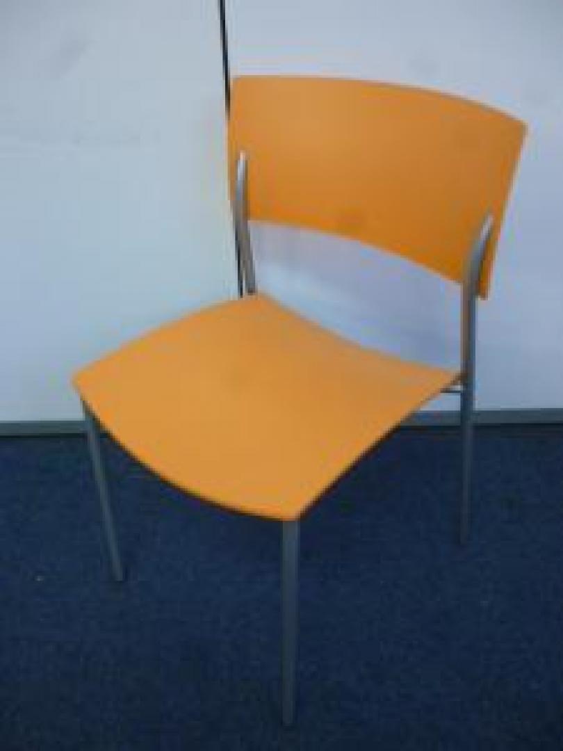 材質はプラスチックの為、掃除も簡単！シミ汚れとは無縁の商品　気分も明るくなるオレンジ色！スタッキングチェア入荷しました！
                        Ch@ｔｙ【チャティー】
                                    中古
            